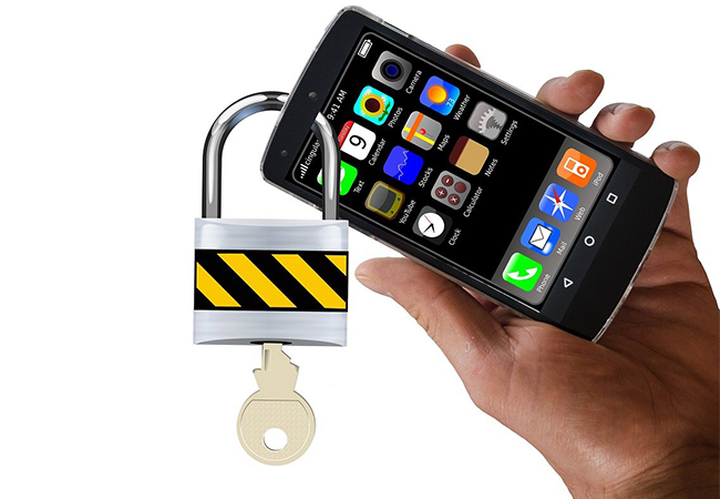 Android-Backup_Hand hält Smartphone mit Schloss und Schlüssel. Bild: Pixabay/Gert Altmann
